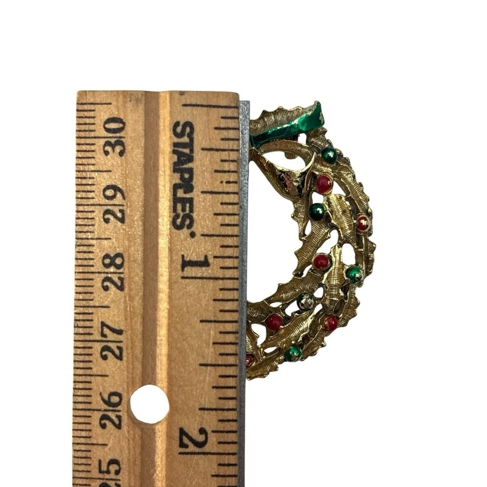Vintage Gold Tone Red Green Enamel Christmas Decorated Holiday Wreath Brooch Pin